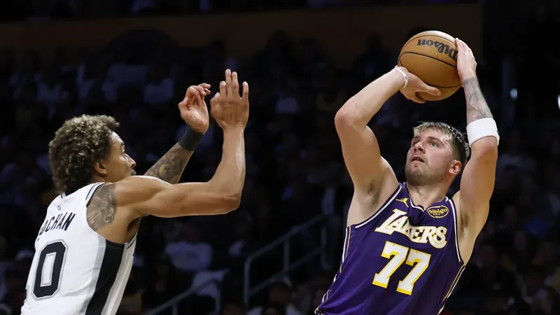 Doncic tỏa sáng khi James vẫn đang vắng mặt